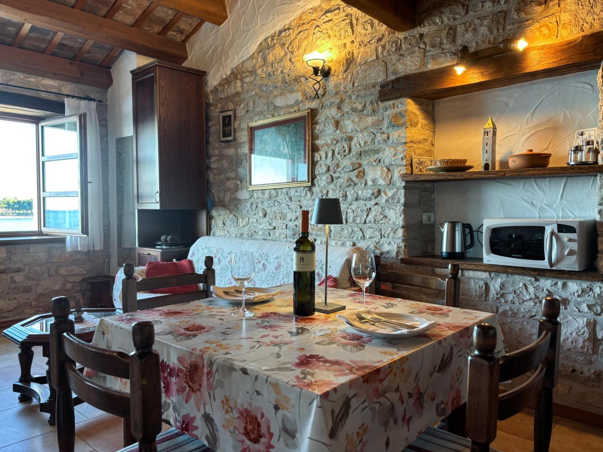 City Center Coastal Escape - Apartments With Sea View Or Cozy Room Novigrad  Exterior photo